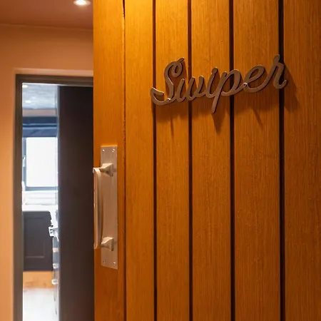 Swiper - 1 Bedroom Luxury By Mint * Bristol